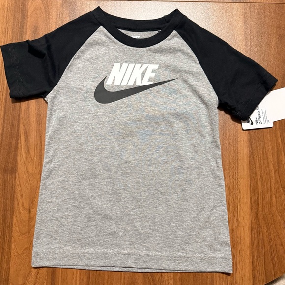Nike Boys 2 Piece Matching Set Size 4T NEW - Picture 2 of 6